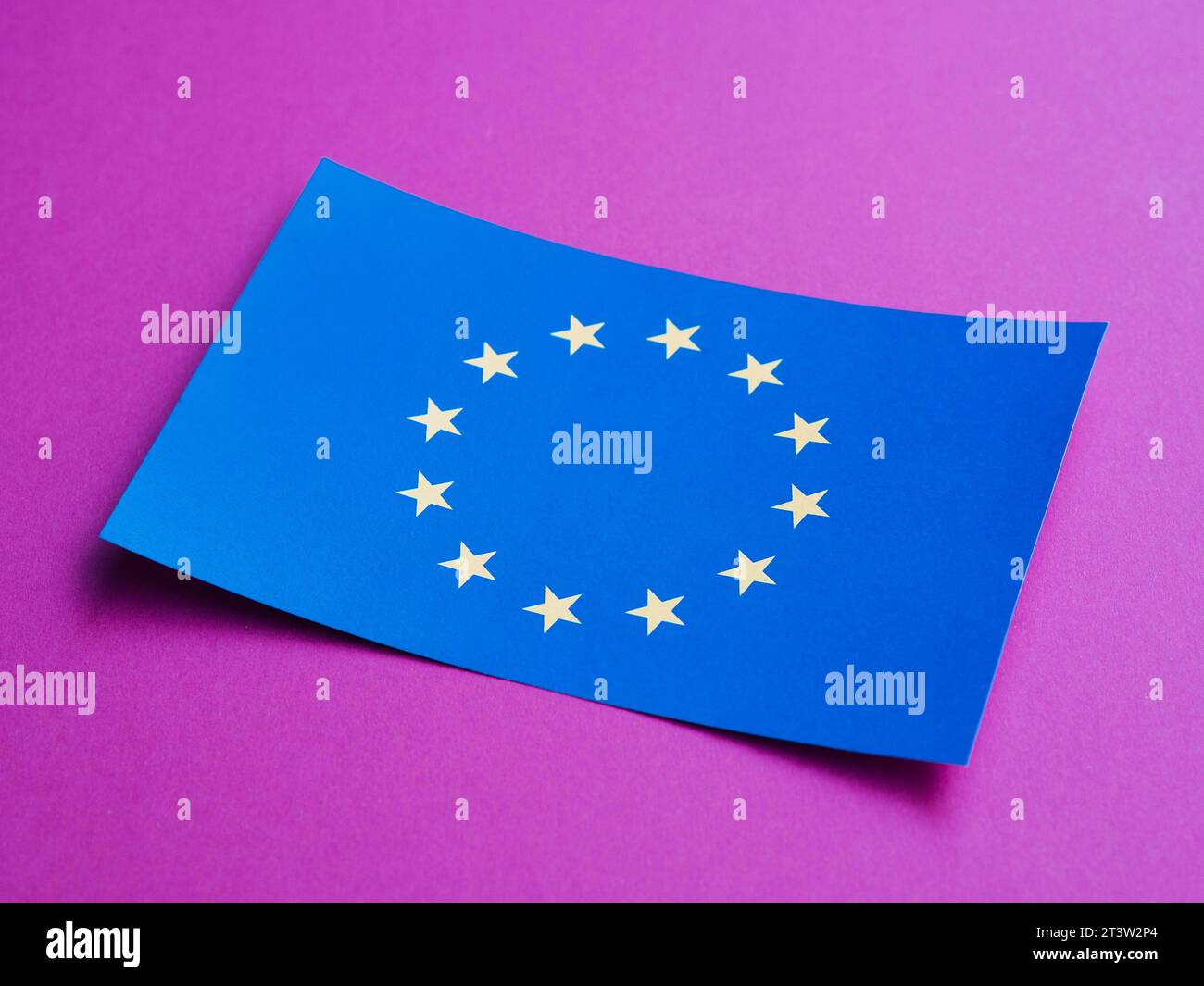 Blaue Karte mit europäischer Flagge lila Hintergrund Stockfoto