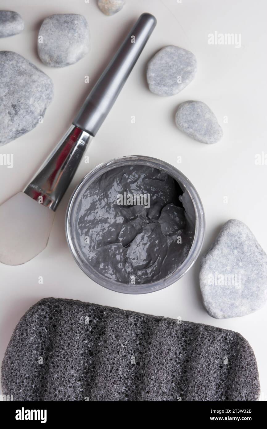 Blick von oben Spa-Steine Bürste Ton Maske Bimsstein weißer Hintergrund Stockfoto