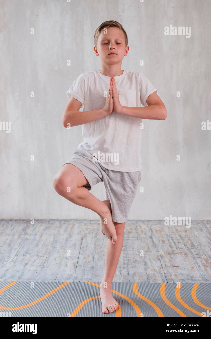 Portrait Junge stehend Yoga Pose ein Bein Stockfoto