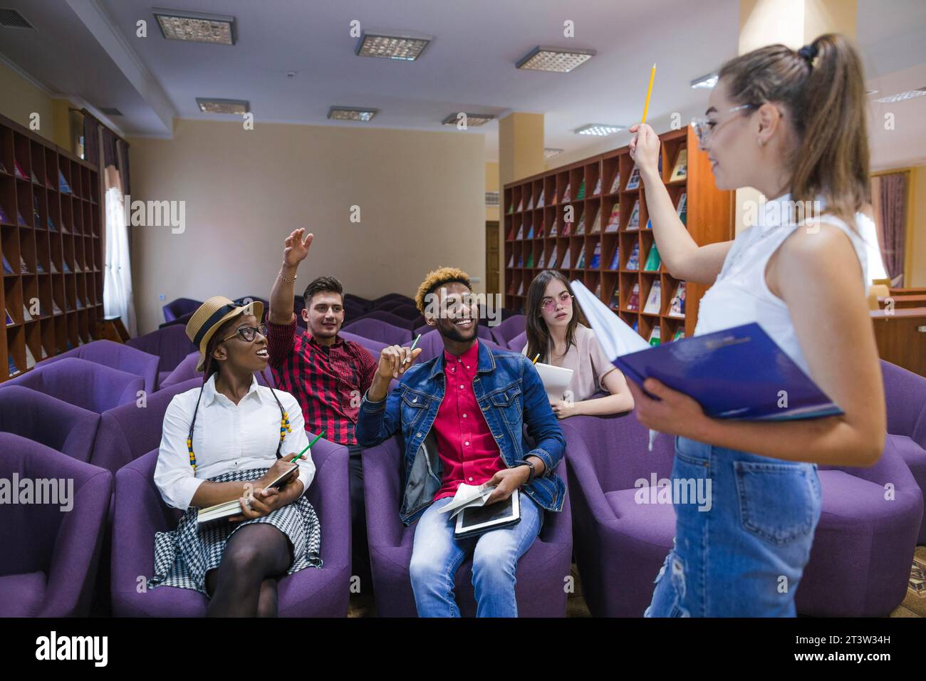 Menschen stimmen ab, während sie Ideen teilen Stockfoto