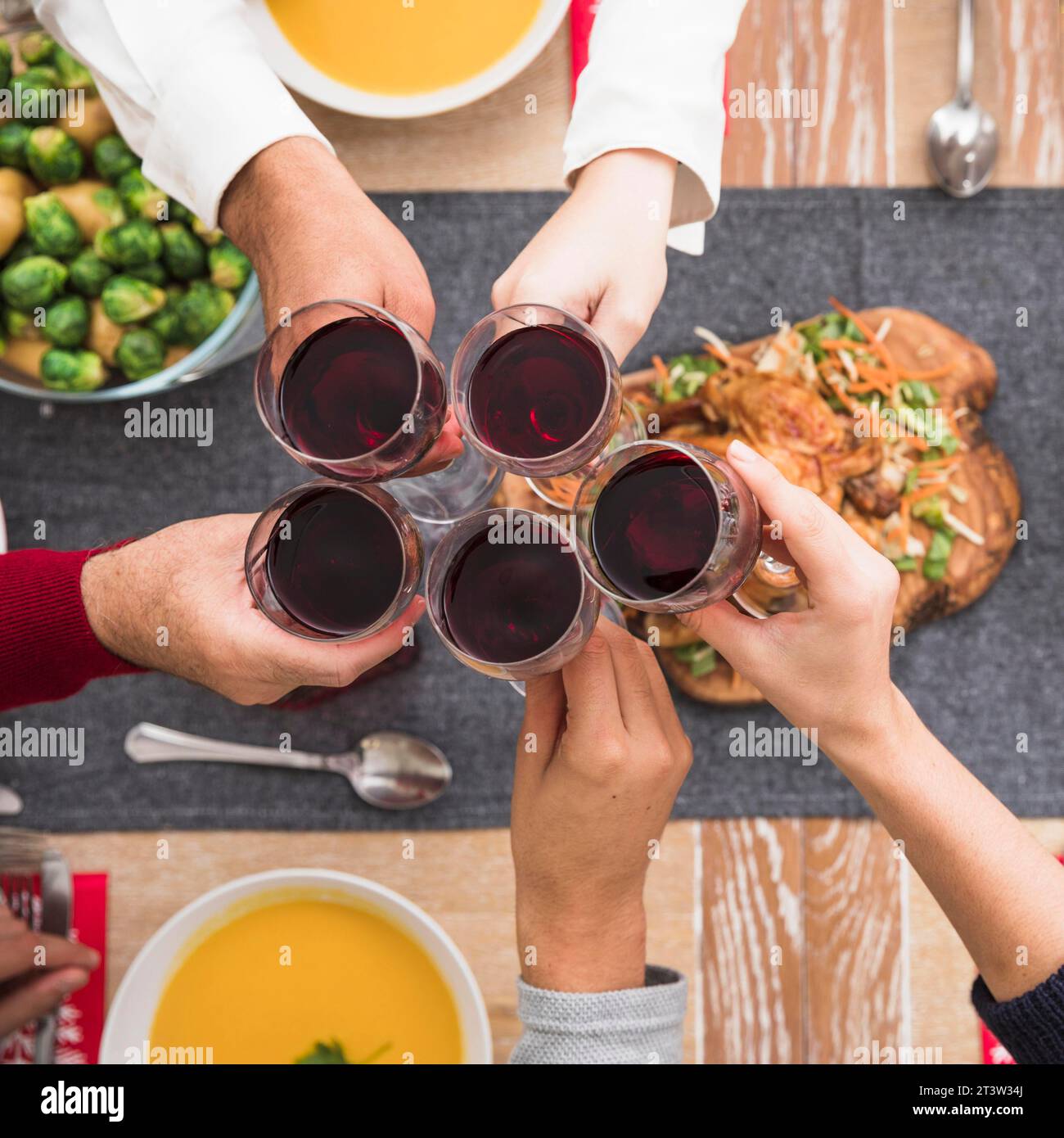Leute klappern Weingläser Festtisch Stockfoto