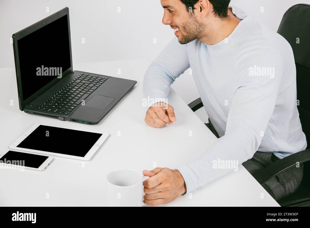 Smiley Mann mit technologischen Geräten Kaffeetasse Stockfoto