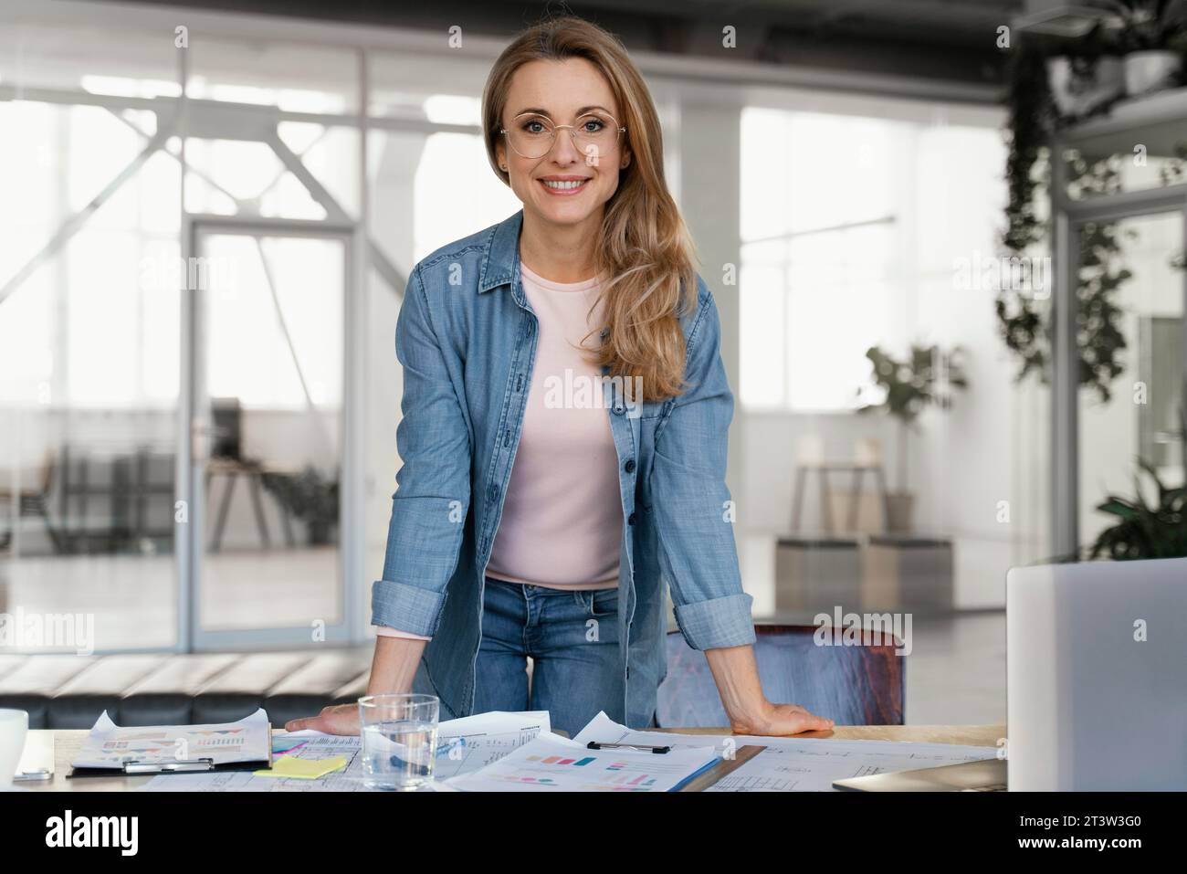 Smiley Geschäftsfrau posiert Arbeit Stockfoto