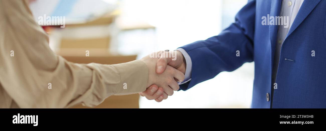 Geschäftspartner geben sich die Hand und schätzen den Deal im Büro Stockfoto