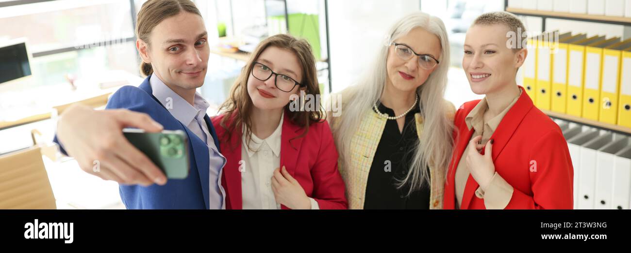 Glückliches Business-Team macht Selfie auf Smartphone im Büro Stockfoto