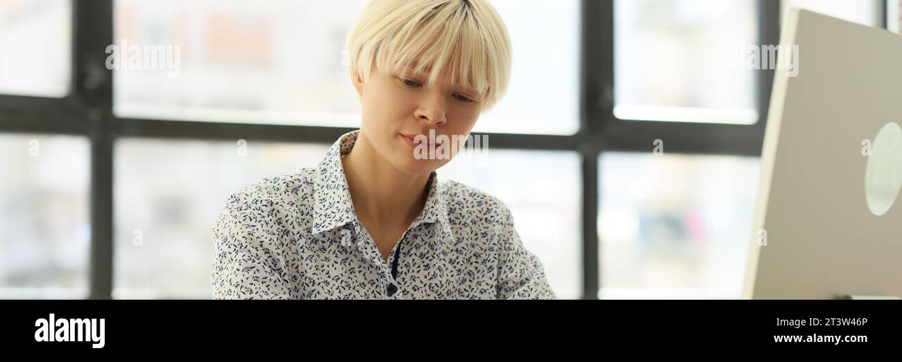 Die Frau liest am Schreibtisch im Büro Tagebuch Stockfoto