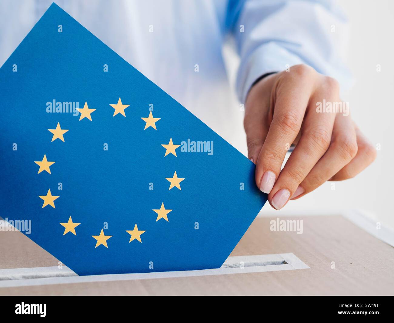 Frau, die den Umschlag der europäischen union einpackt Stockfoto