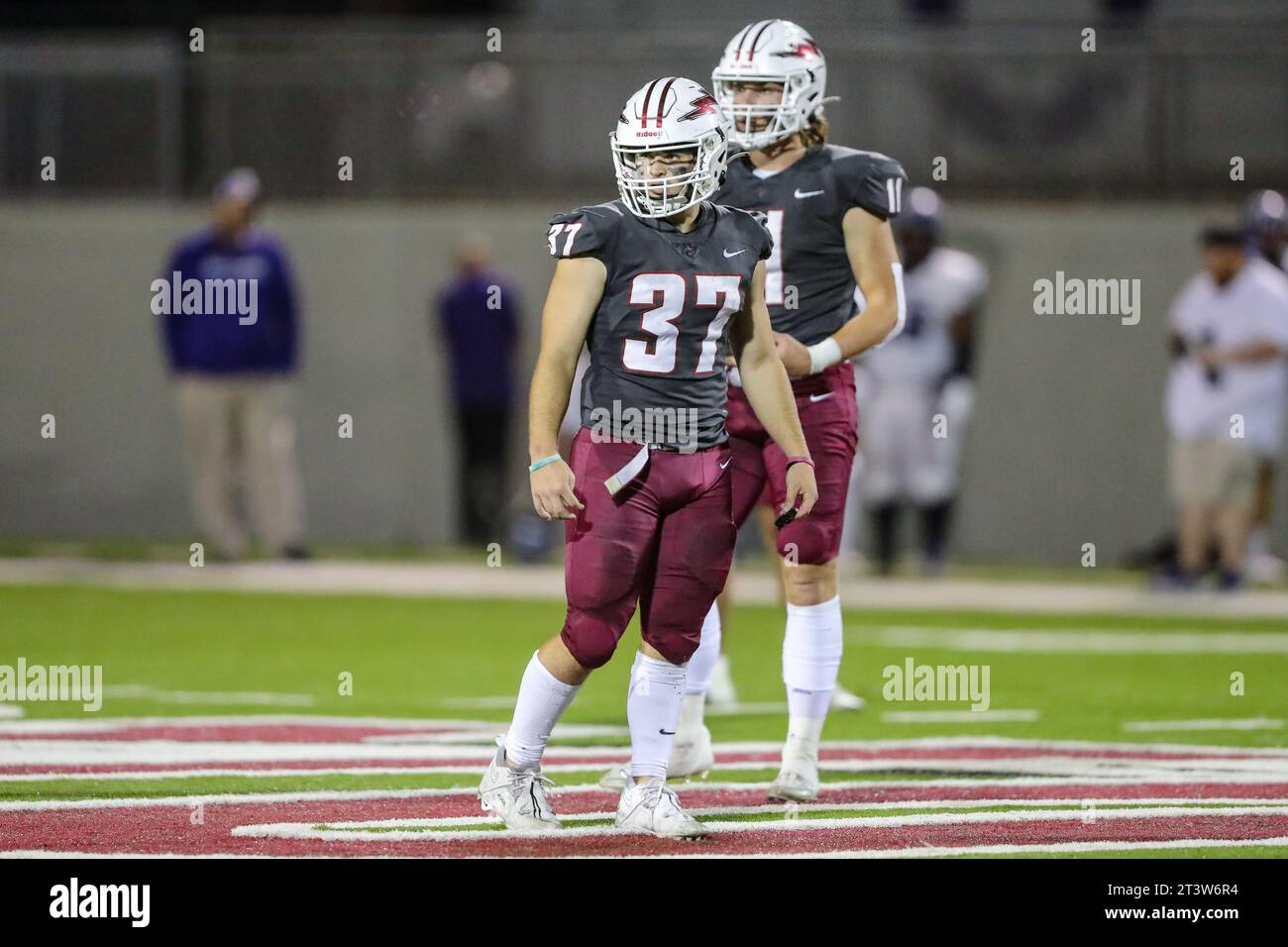 26. Oktober 2023: Der Linebacker Jake Wright (37) der Southern Nazarine University Crimson Storm sucht im SNU Stadium in Bethany, OK, nach dem nächsten Play Call im dritten Quartal des NCAA Football-Spiels zwischen den Ouachita Baptist University Tigers und dem Southern Nazarine University Crimson Storm. Ron Lane/CSM Stockfoto