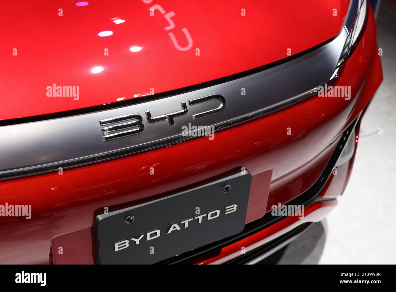 Tokio, Japan. Oktober 2023. BYD-Logo auf einer Motorhaube von BYD ATTO 3 auf der Japan Mobility Show 2023 in Tokyo Big Sight. Die Japan Mobility Show 2023 ist die größte Automobilausstellung in Japan. Sie findet vom 28. Oktober bis 5. November 2023 statt. Am 25. Und 26. Oktober erhielt die internationale Presse Zugang zu neuen Autokonzepten und Visionen für die Zukunft der Mobilität in Japan und weltweit. (Foto: Stanislav Kogiku/SOPA Images/SIPA USA) Credit: SIPA USA/Alamy Live News Stockfoto