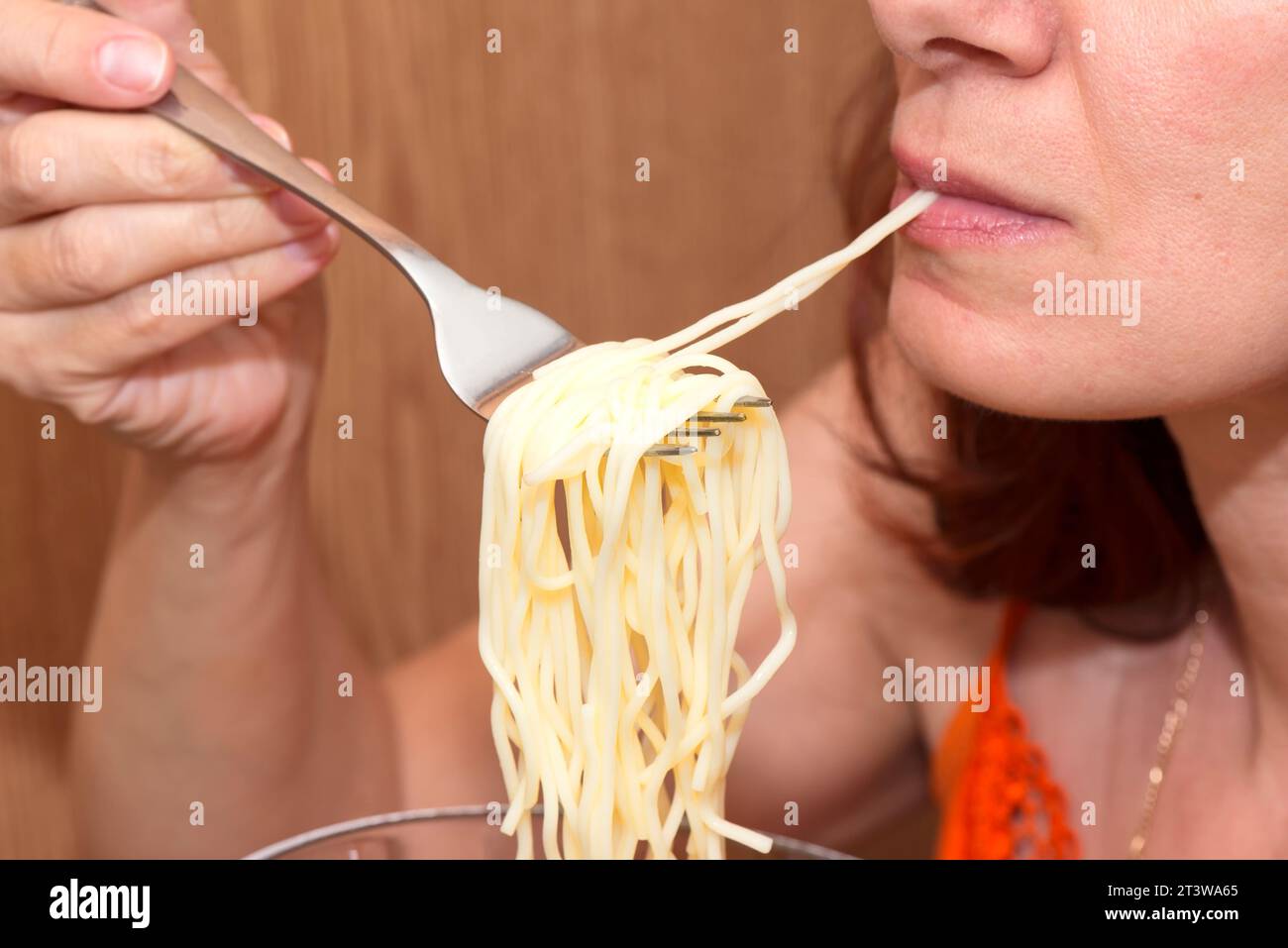 Frau isst Spaghetti auf einer Gabel, Nahaufnahme Stockfoto