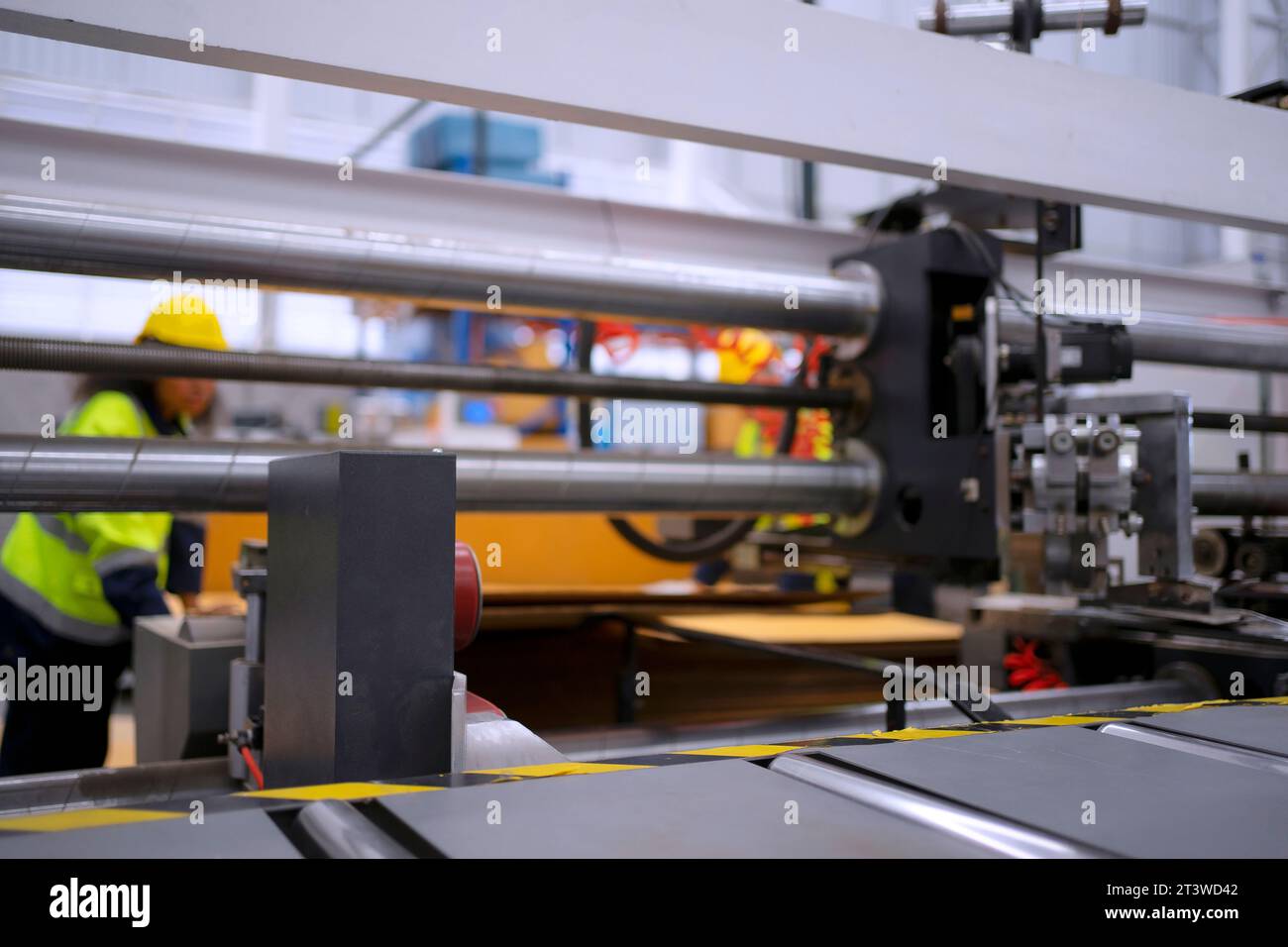 Arbeiter und Kartonverpackungsfabrik. Arbeiter und Fabrikkonzept. Stockfoto