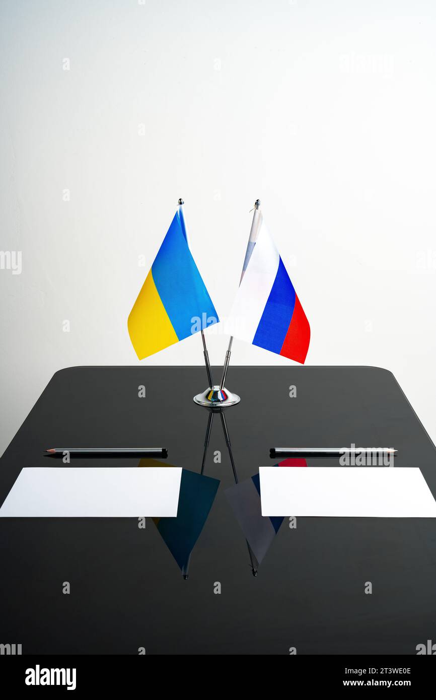 Rußland und die Ukraine stehen auf dem Verhandlungstisch Stockfoto