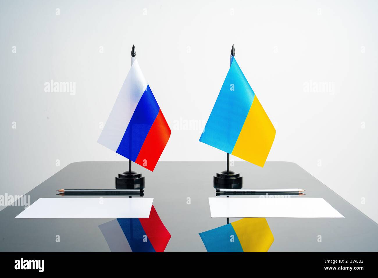 Rußland und die Ukraine stehen auf dem Verhandlungstisch Stockfoto