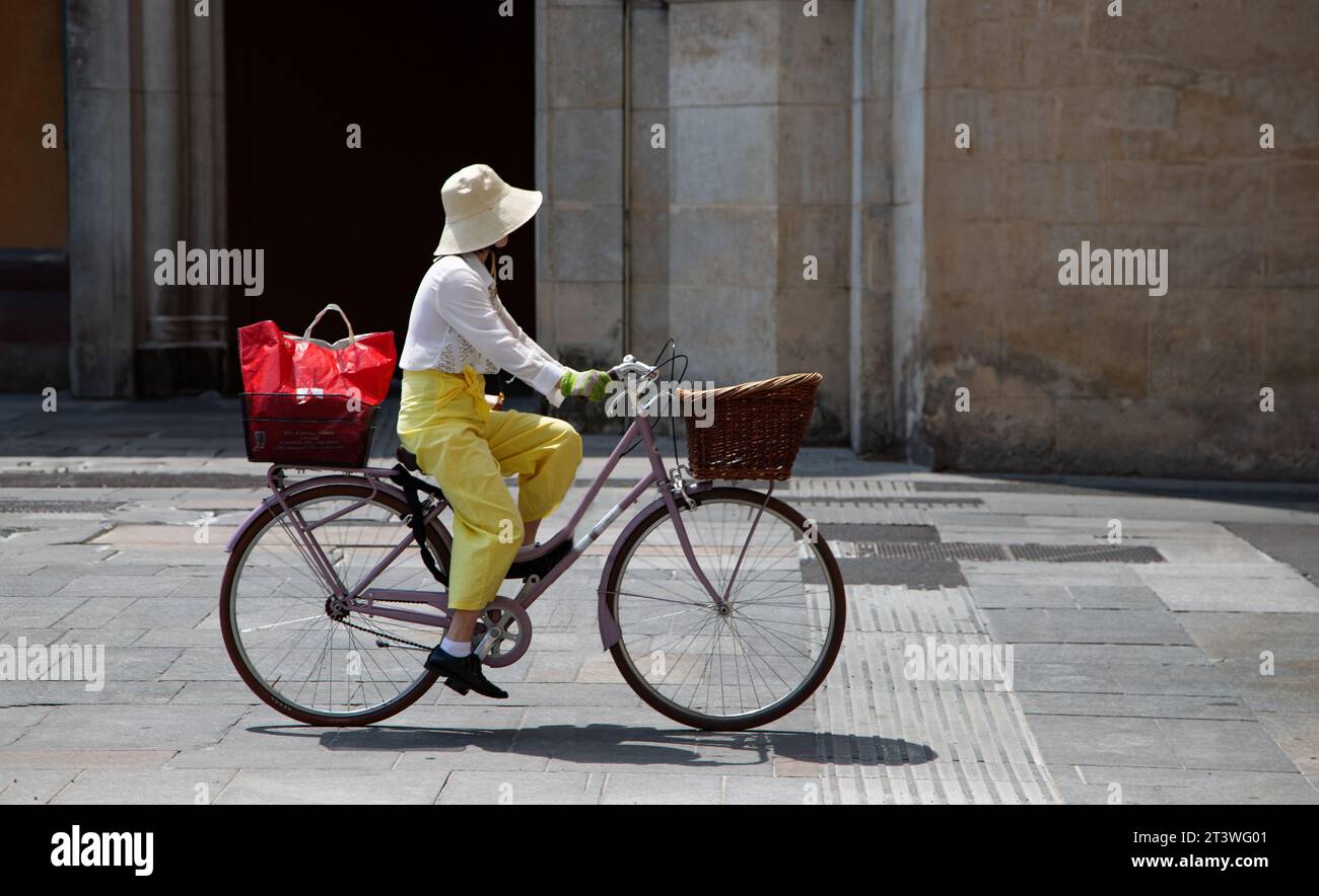 Ältere Frau läuft mit dem Fahrrad Stockfoto