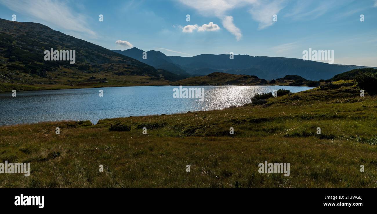 Der Zanoaga-See in den Bergen von Retezat in Rumänien während des Sommervormittags Stockfoto