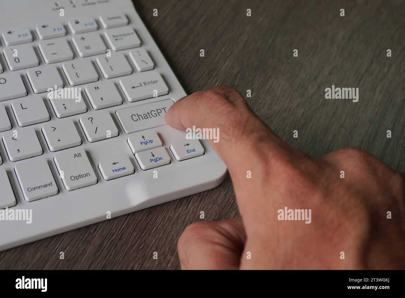 Nahaufnahme des Handdruckens der Tastatur mit ChatGPT. Stockfoto