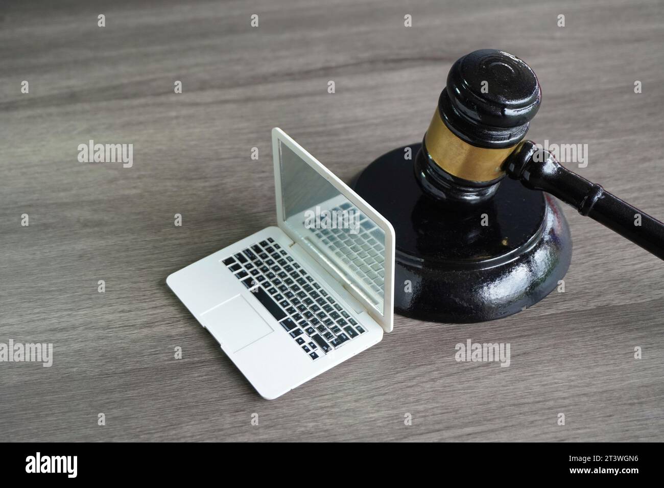 Nahaufnahme von Richter Hamel und Laptop mit Kopierraum. Cyberrecht, Computerkriminalitätskonzept. Stockfoto