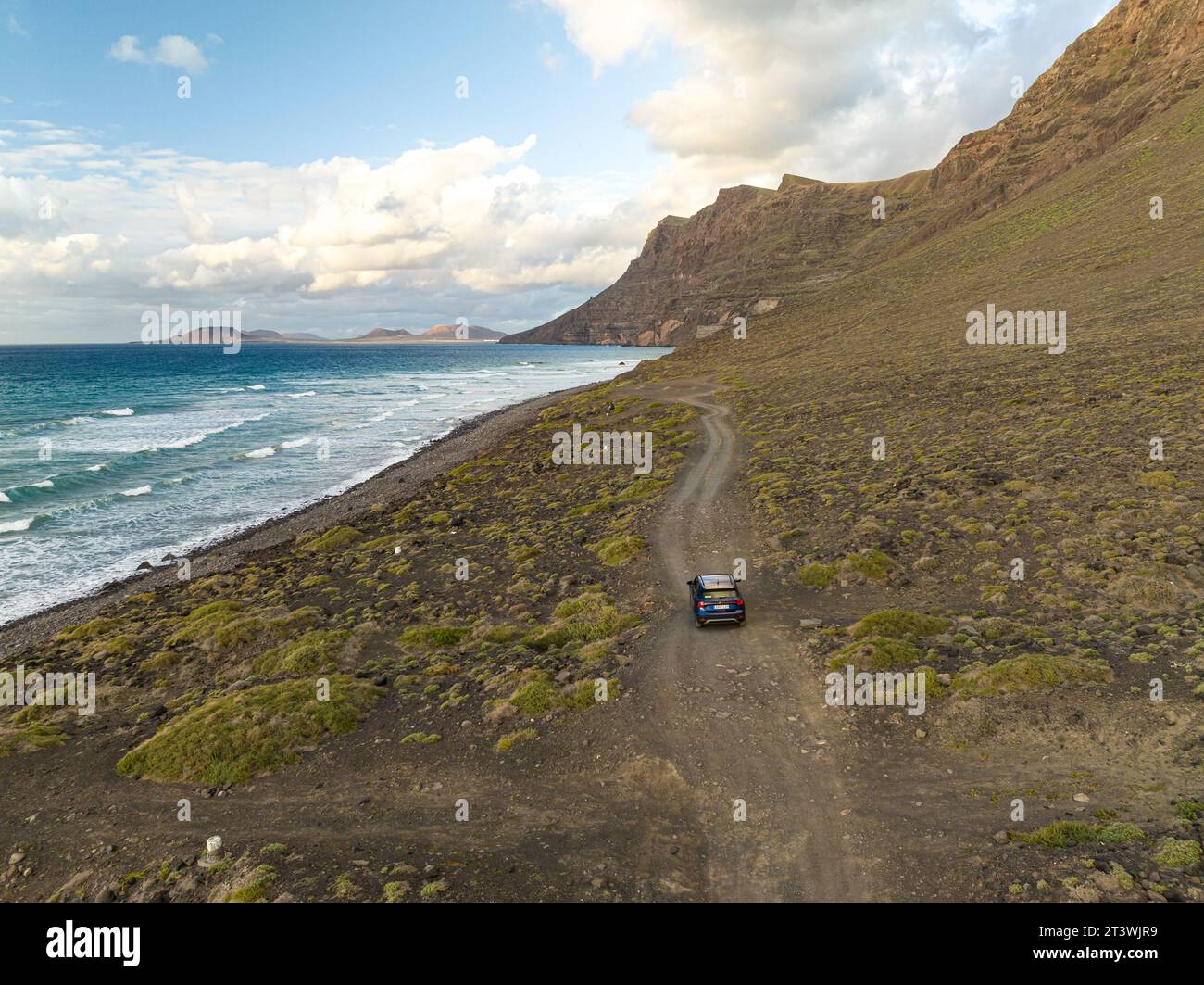 Autofahrt am Famara Beach auf der nordwestlichen Insel Linzarote, Spanien. Stockfoto