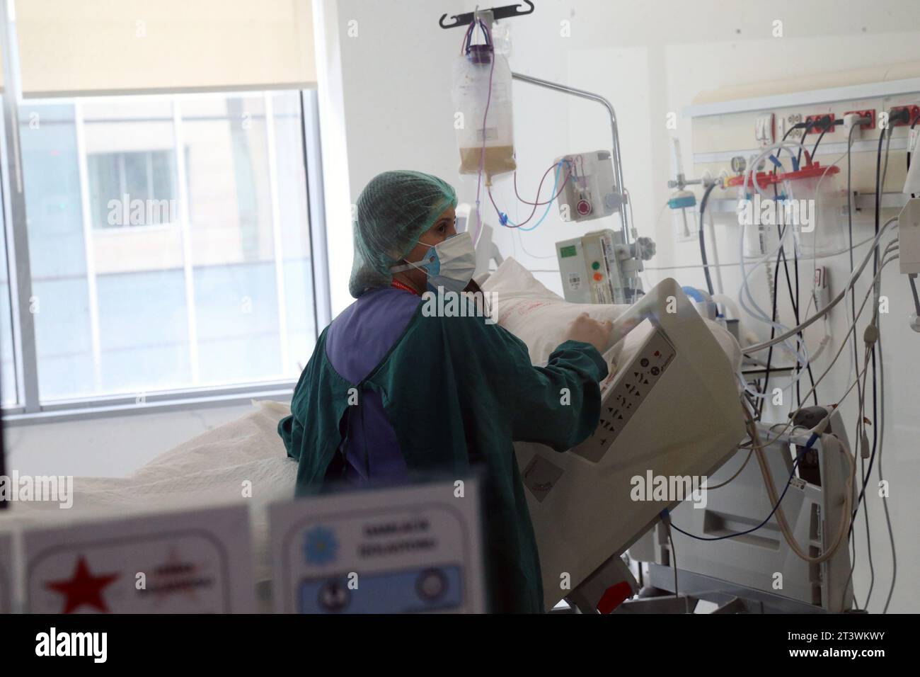 (231027) -- ANKARA, 27. Oktober 2023 (Xinhua) -- Ein Sanitäter arbeitet in einem Krankenhaus in Ankara, T¨¹rkiye, 25. Oktober 2023. Wirtschaftliche Faktoren, lange Schichten und Gewalt am Arbeitsplatz haben türkische Ärzte in den letzten Jahren zunehmend dazu gebracht, nach einer führenden türkischen Gesundheitsorganisation einen Arbeitsplatz im Ausland zu suchen. UM MIT „Roundup: Wirtschaftliches Leid, Gewalt am Arbeitsplatz schürt medizinischen Abfluss von Fachkräften in T¨¹rkiye“ (Mustafa Kaya/Handout Via Xinhua) Stockfoto