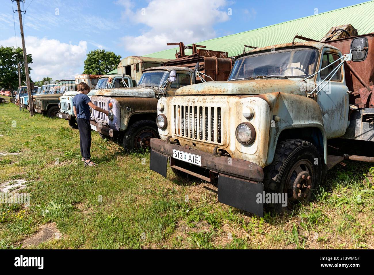 Touristische Erkundung Museum alter russischer Fahrzeuge, Ausstellung von Oldtimern, hauptsächlich Autos aus der sowjetischen Zeit aus der UdSSR, Estland, Järva-Jaani, Estland Stockfoto