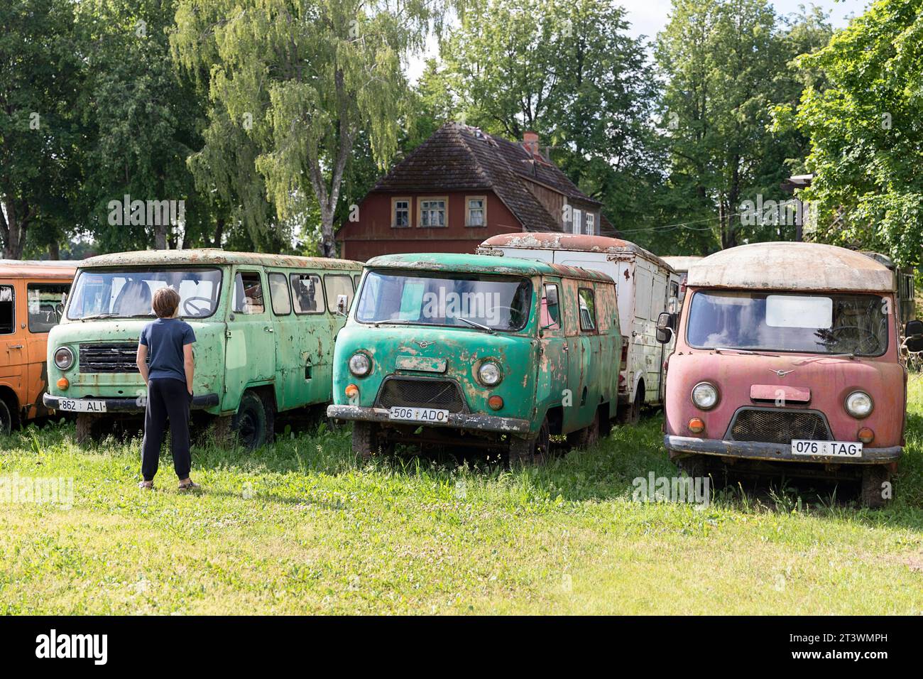 Touristische Erkundung Museum alter russischer Fahrzeuge, Ausstellung von Oldtimern, hauptsächlich Autos aus der sowjetischen Zeit aus der UdSSR, Estland, Järva-Jaani, Estland Stockfoto
