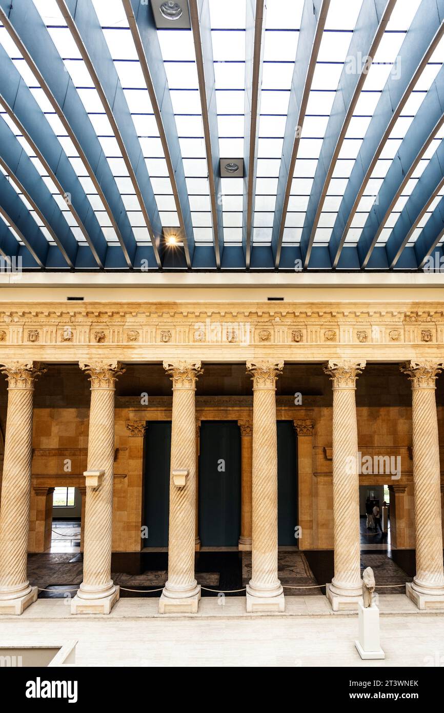 Innenraum des Königlichen Museums für Kunst und Geschichte mit einer Rekonstruktion der Großen Kolonnade aus Apamea (Syrien), Brüssel, Belgien Stockfoto