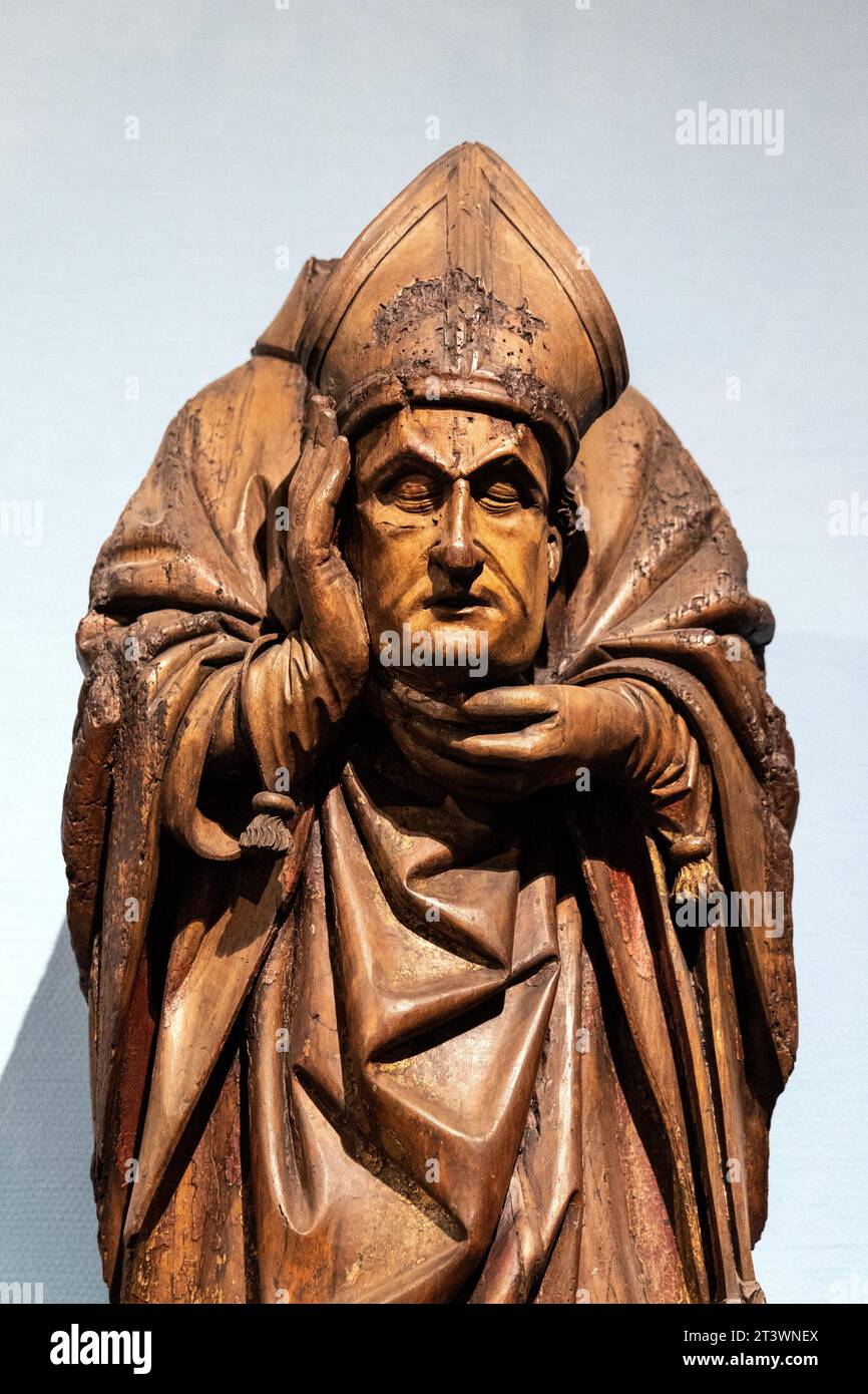 Walnussholz-Statue des Heiligen Denis von Paris mit dem Kopf, Region Brabant 16. Jahrhundert, Königliche Museen für Kunst und Geschichte, Brüssel, Belgien Stockfoto