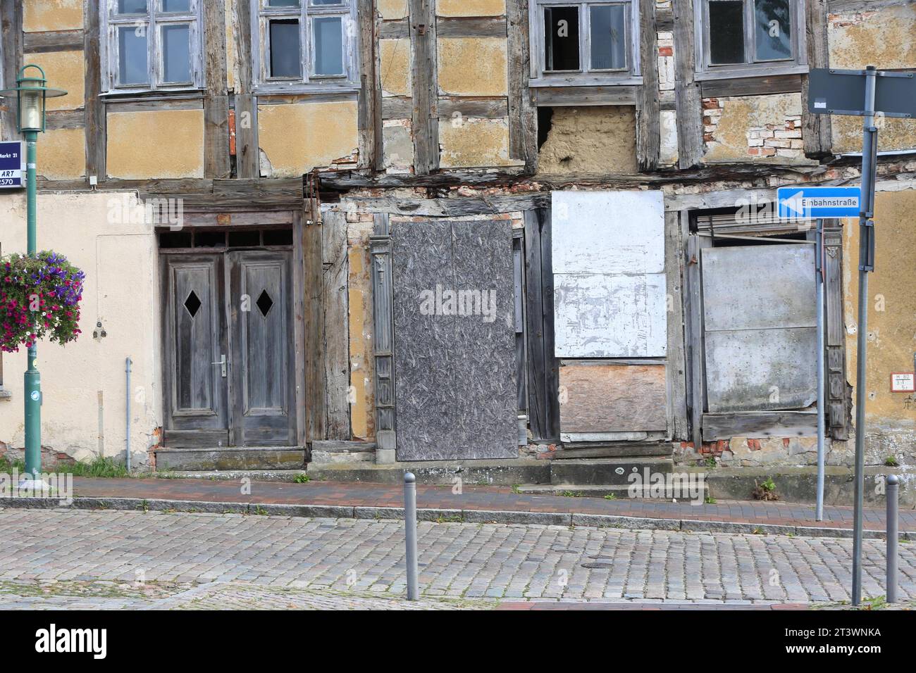 Blick am Dienstag 17.10.2023 in Strasburg Vorpommern Greifswald auf ein baufälliges Haus am örtlichen Marktplatz. Die Stadt hat sich seit 1989 prächtig entwickelt. Dennoch gibt es es im Ortskern auch mehr als 30 Jahre nach der Wende noch immer zahlreiche Bauwerke die vom Verfall gezeichnet sind. Sie sind in Mecklenburg Vorpommern nicht selten ein Bespiel dafür, dass an einigen Stellen die Politik machtlos ist oder aber versagt hat. *** Blick am Dienstag 17 10 2023 in Strasburg Vorpommern Greifswald auf einem baufälligen Haus am Marktplatz hat sich die Stadt seit 1989 prächtig entwickelt Stockfoto