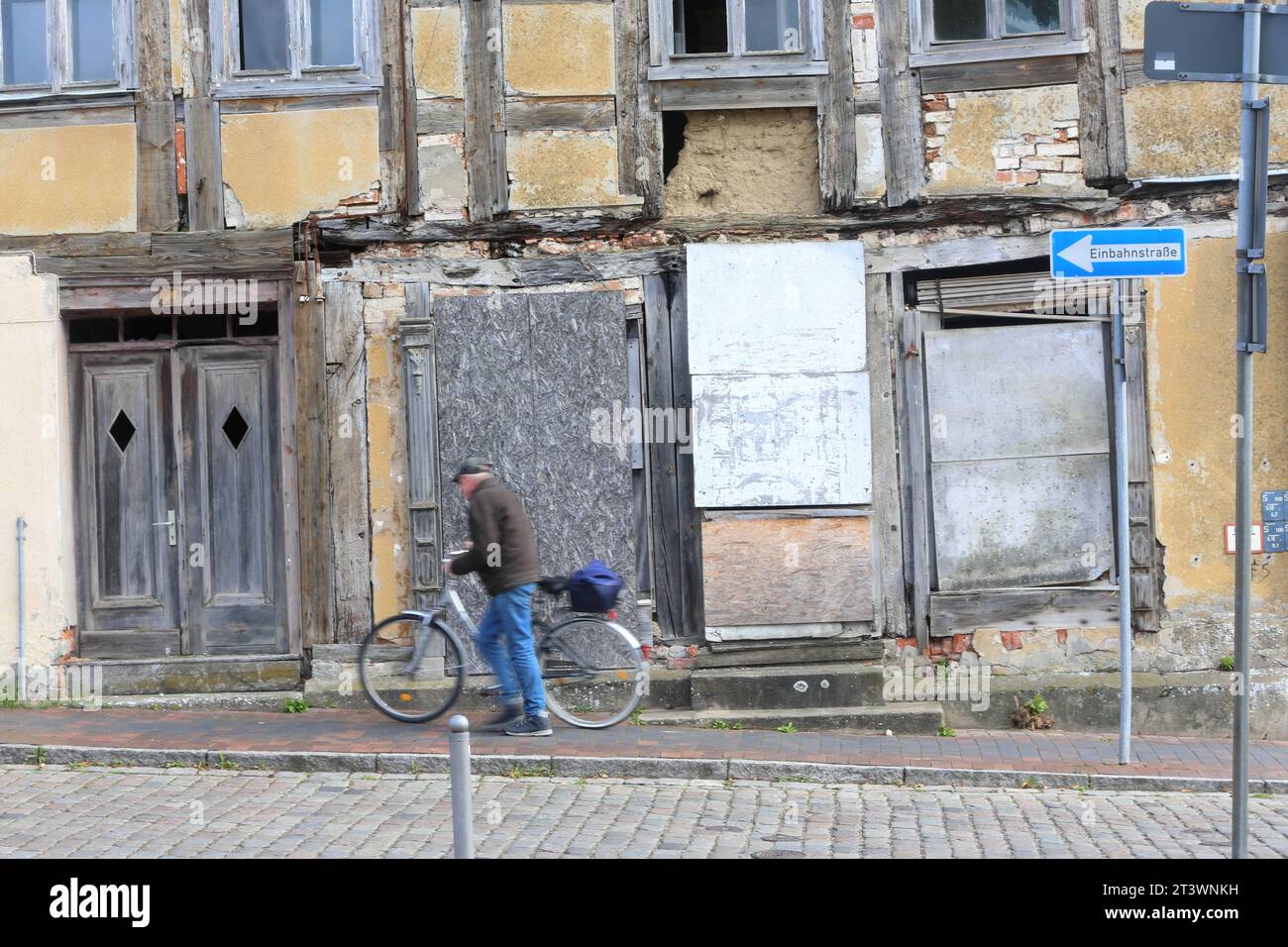 Blick am Dienstag 17.10.2023 in Strasburg Vorpommern Greifswald auf ein baufälliges Haus am örtlichen Marktplatz. Die Stadt hat sich seit 1989 prächtig entwickelt. Dennoch gibt es es im Ortskern auch mehr als 30 Jahre nach der Wende noch immer zahlreiche Bauwerke die vom Verfall gezeichnet sind. Sie sind in Mecklenburg Vorpommern nicht selten ein Bespiel dafür, dass an einigen Stellen die Politik machtlos ist oder aber versagt hat. *** Blick am Dienstag 17 10 2023 in Strasburg Vorpommern Greifswald auf einem baufälligen Haus am Marktplatz hat sich die Stadt seit 1989 prächtig entwickelt Stockfoto