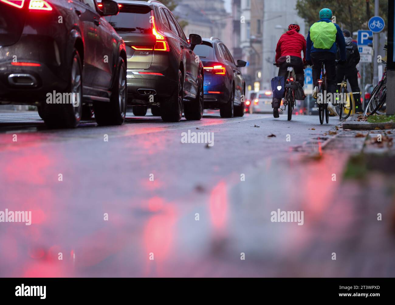 Leipzig, Deutschland. Oktober 2023. Radfahrer sind morgens im Hauptverkehrsverkehr unterwegs, wenn es regnet. Quelle: Jan Woitas/dpa/Alamy Live News Stockfoto