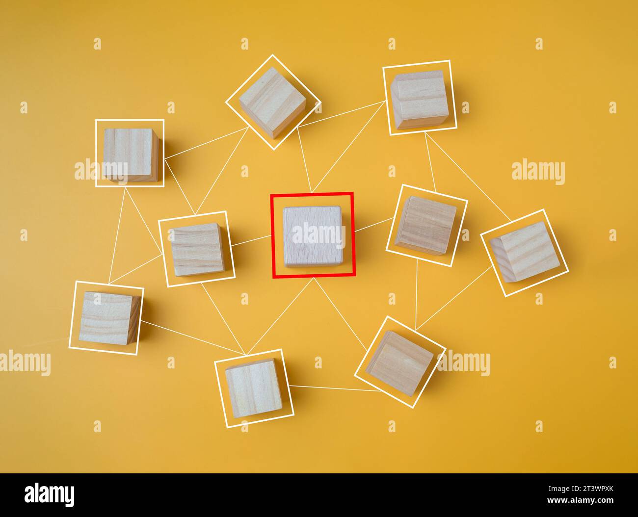 Vernetzte Holzblöcke auf gelbem Hintergrund repräsentieren das Konzept der Kommunikation und Konnektivität von Organisationen und Unternehmensnetzwerken. Stockfoto