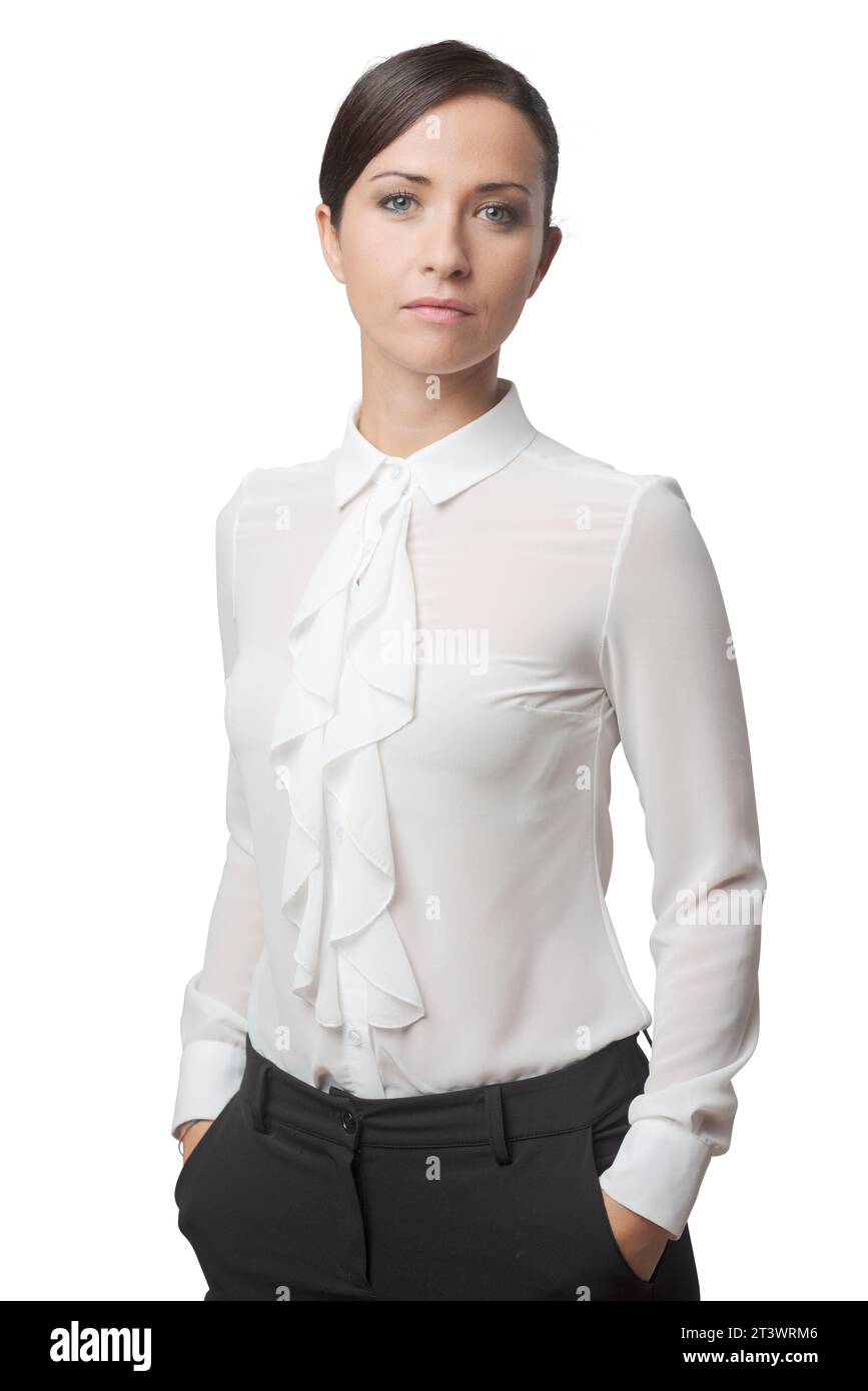 Selbstbewusste Frau in elegantes Hemd mit Händen in den Taschen, starke Haltung. Stockfoto