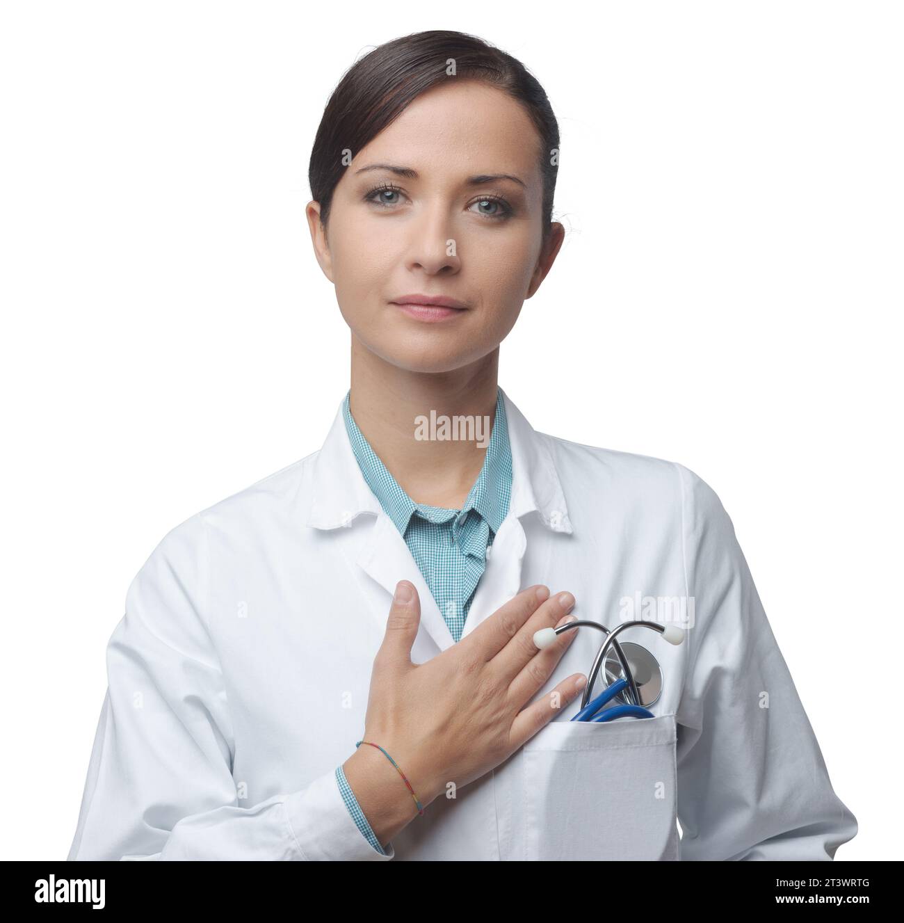Attraktive weibliche Kardiologe mit Stethoskop und Lab Coat, ihre Brust zu berühren. Stockfoto
