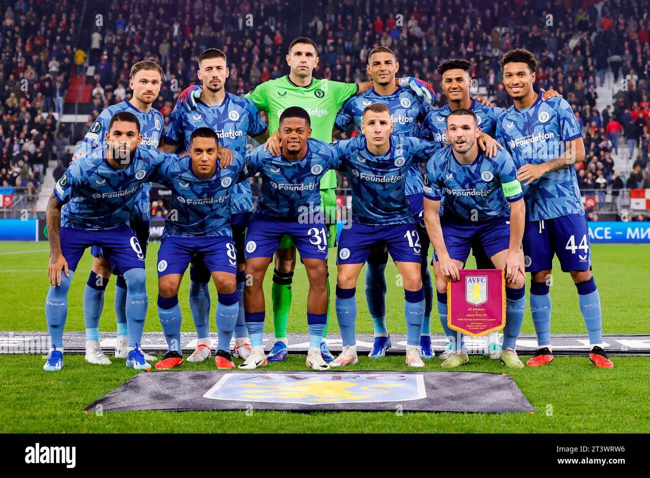 ALKMAAR, NIEDERLANDE - 26. OKTOBER: Matty Cash (Aston Villa), Clement Lenglet (Aston Villa), Torhüter Emiliano Mart’nez (Aston Villa), Diego Carlos ( Stockfoto