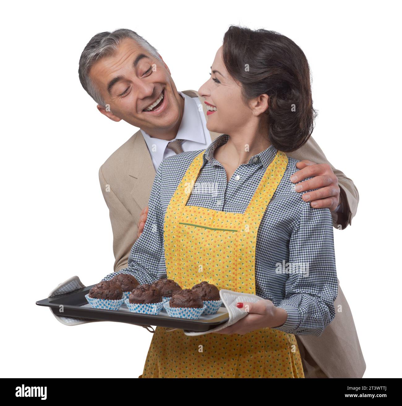 Vintage Frau in Schürze Kochen Schokolade Muffins für ihren Mann Stockfoto