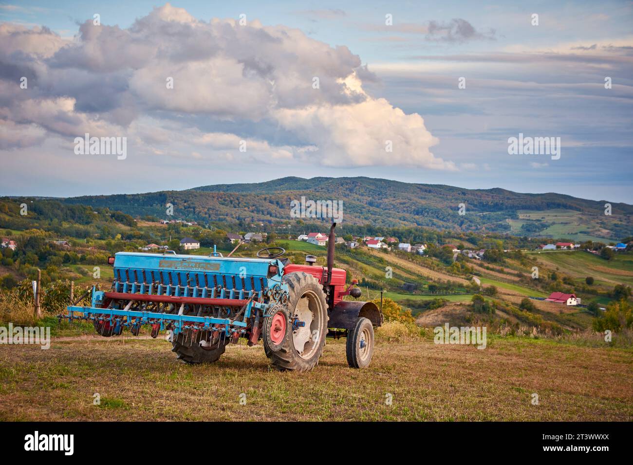 Traktor mit Sämaschine im Herbst auf dem Feld Stockfoto