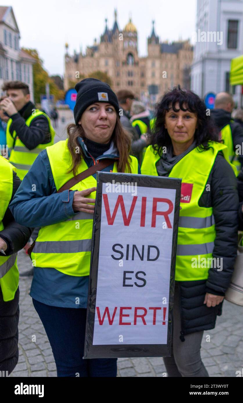 Schwerin, Deutschland. Oktober 2023. Einzelhandelsangestellte protestieren bei einer Streikkkundgebung, die von der gewerkschaft Verdi organisiert wird, für höhere Löhne. Arbeiter in den Geschäften Rewe und Penny in Schwerin und Boizenburg, Kaufland in Schwerin und Gägelow, H&M Schwerin und Wismar und Aldi Nord werden zum Streik aufgerufen. Das nächste Verhandlungsdatum ist der 1. November 2023. Aus Sicht der union waren die ersten drei Verhandlungsrunden nicht schlüssig. Quelle: Jens Büttner/ZB-REGIO/dpa/Alamy Live News Stockfoto