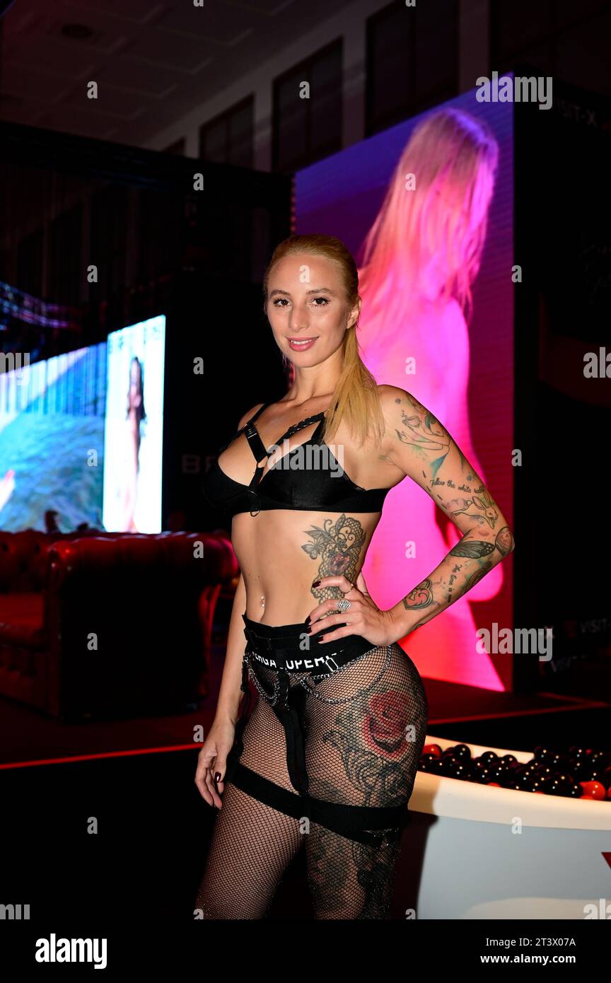Hanna Secret, bürgerlich: Hanna Sophie Seifert auf der 26. Venus Berlin 2023 in den Messehallen unter dem Funkturm. Berlin, 26.10.2023 Stockfoto