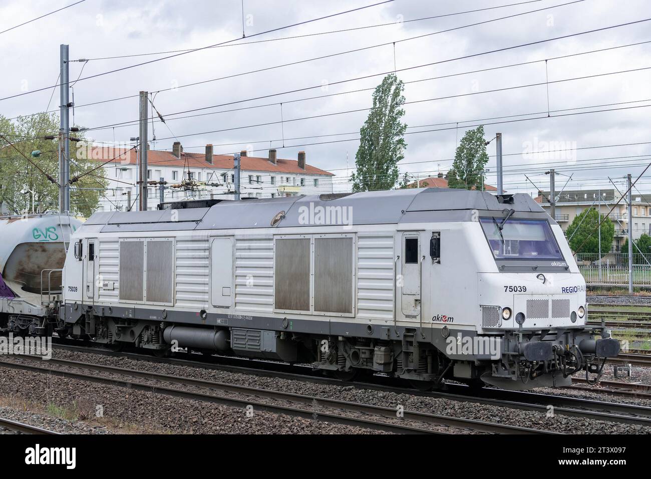 Weiße Diesel-Elektrolokomotive SNCF-Klasse BB 75000 Stockfoto