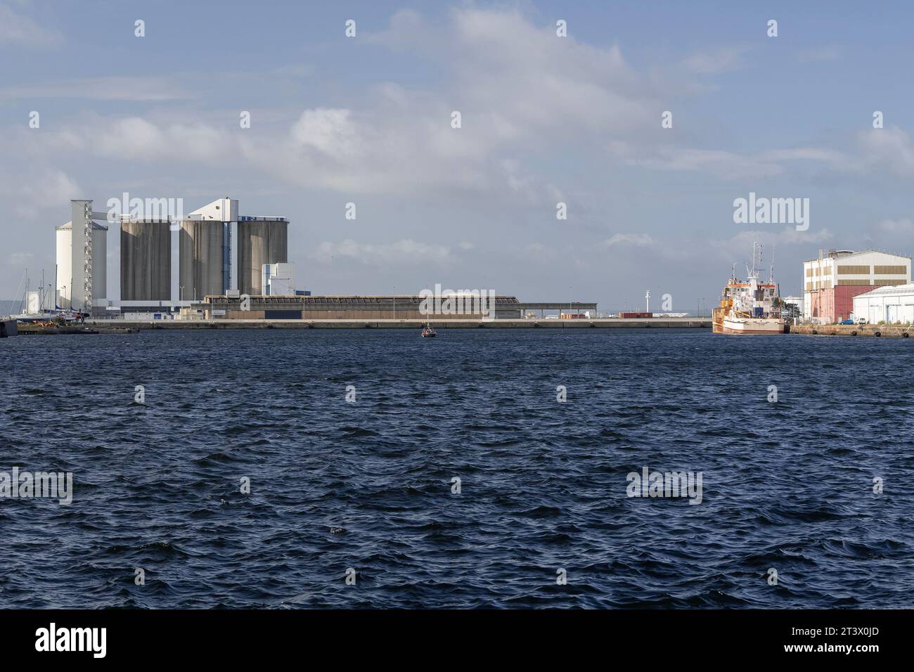Le Havre, Frankreich - Blick auf das Eure-Becken mit Industriesilos im Hintergrund. Stockfoto