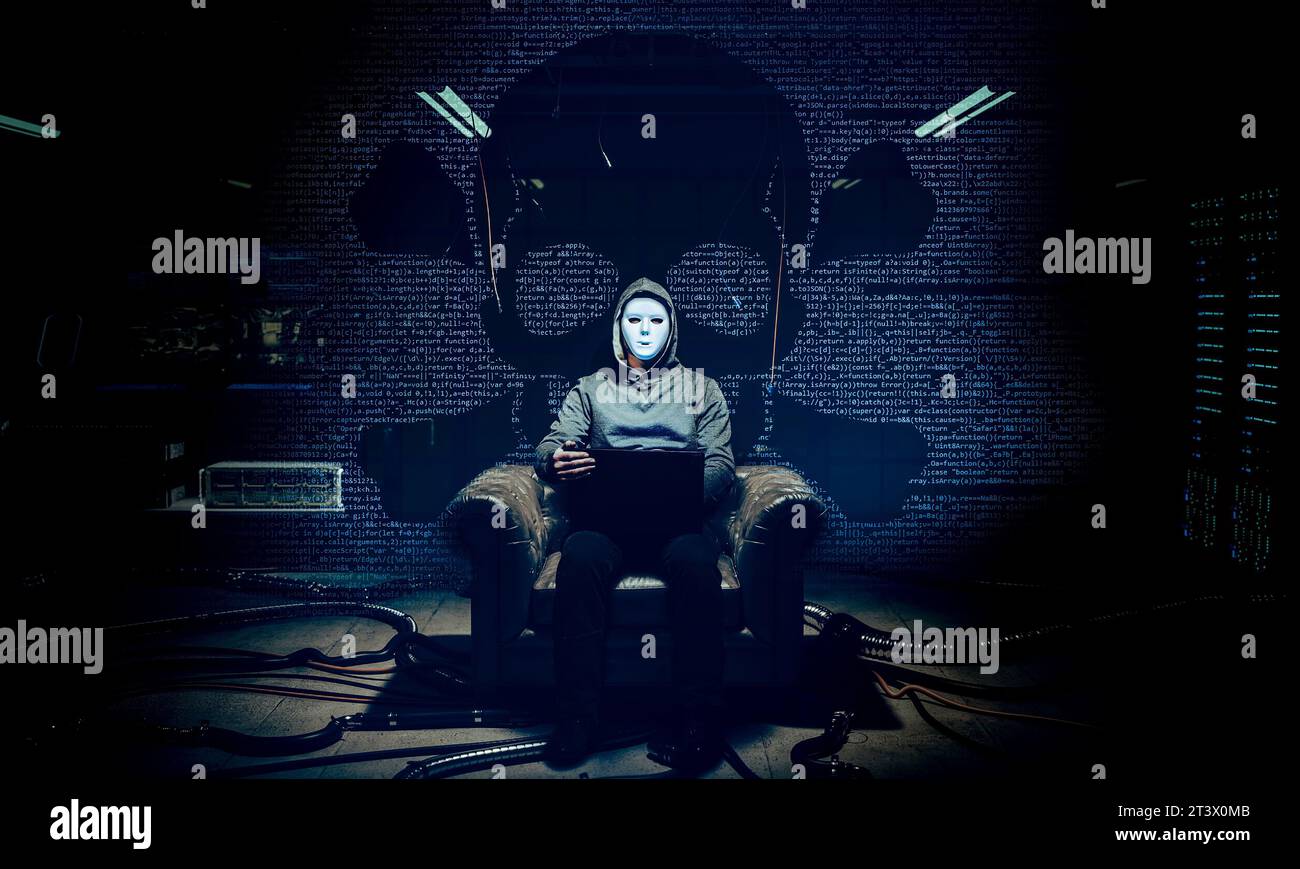 Porträt des Hackers mit weißer Maske und Hintergrund mit Code und Schädel Stockfoto