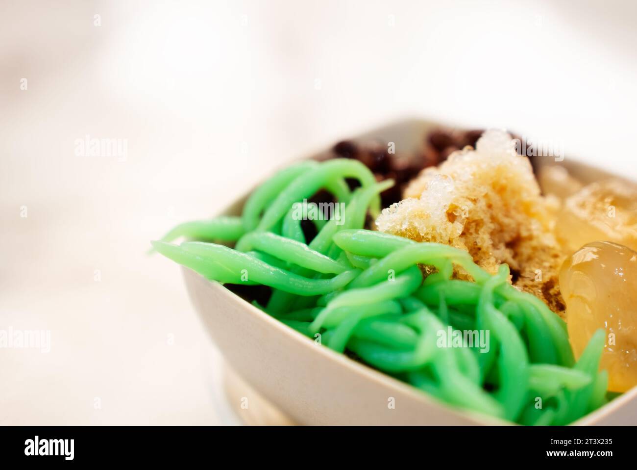 Air batu Campus, Ice Kachang, ein farbenfrohes malaysisches Dessert aus geschliffenem Eis, Bohnen und buntem Gelee, mit zusätzlichem Cendol. Es ist in Singapur beliebt Stockfoto