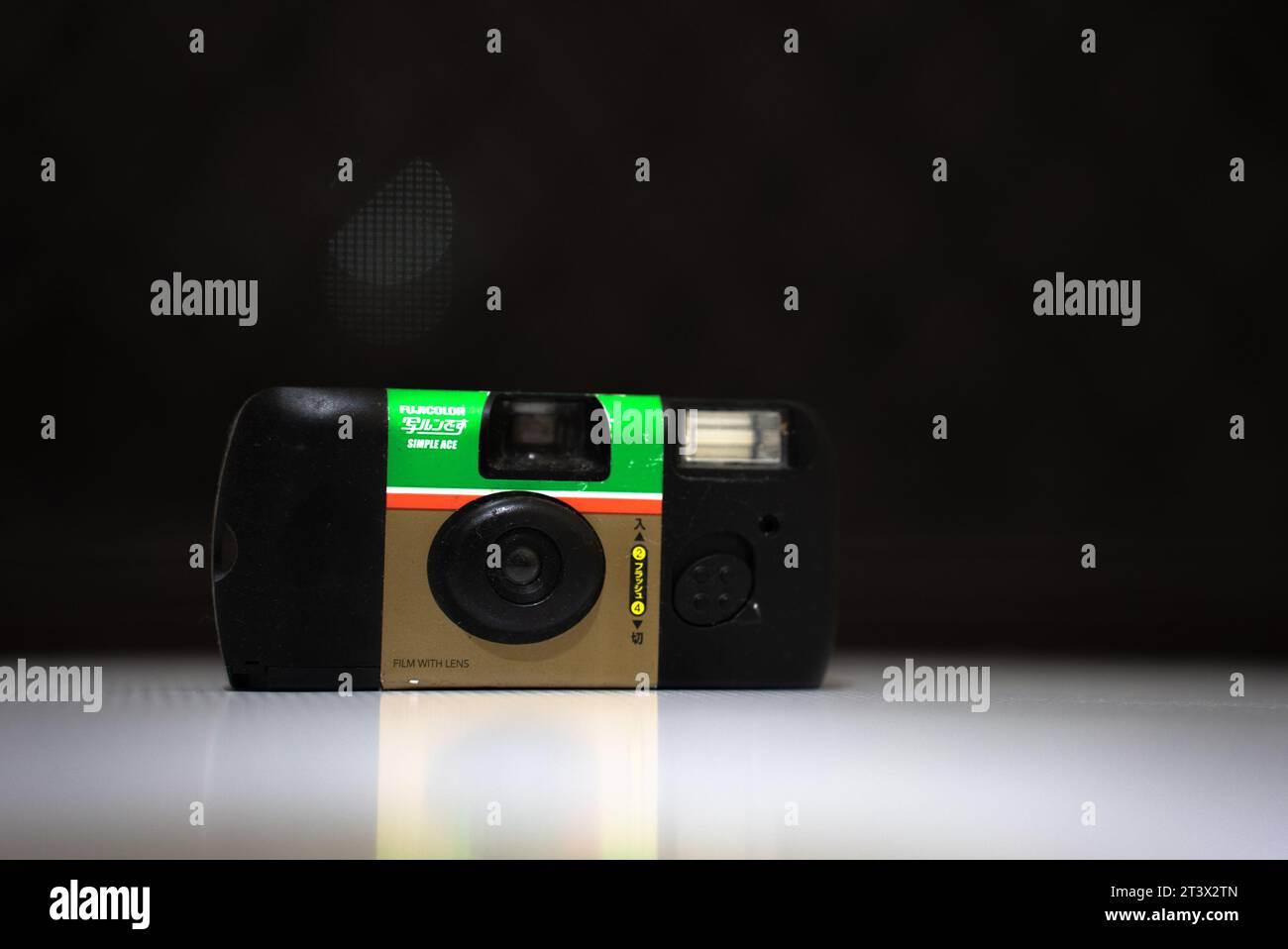 Eine Fujifilm Einwegkamera mit 35-mm-Fujifilm im Inneren. Eine Einweg- oder Einwegkamera ist eine einfache Box-Kamera, die nur einmal verwendet werden soll Stockfoto