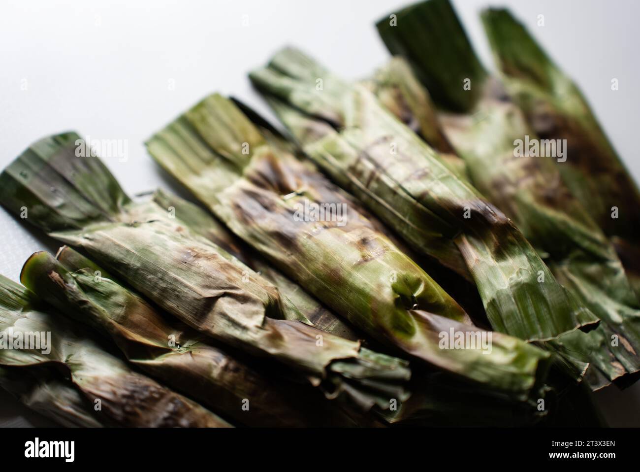 Otak-Otak: Traditionelle Speisen aus Indonesien sind eine Art Snack - gegrillte Fischkuchen mit Bananenblatt Stockfoto