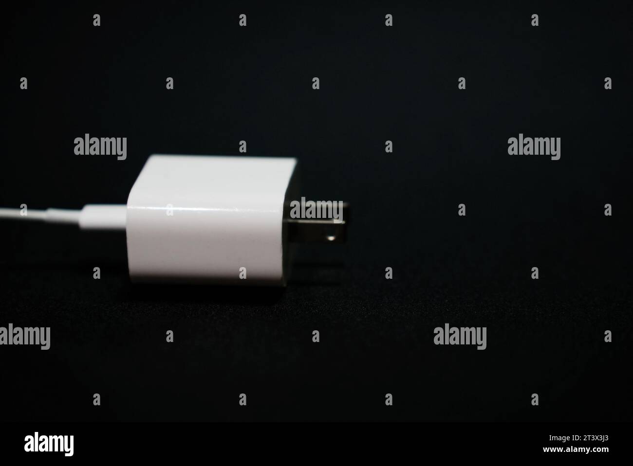 Weißes Telefonladegerät mit schwarzem Hintergrund (Ladegerät Handphone) Stockfoto