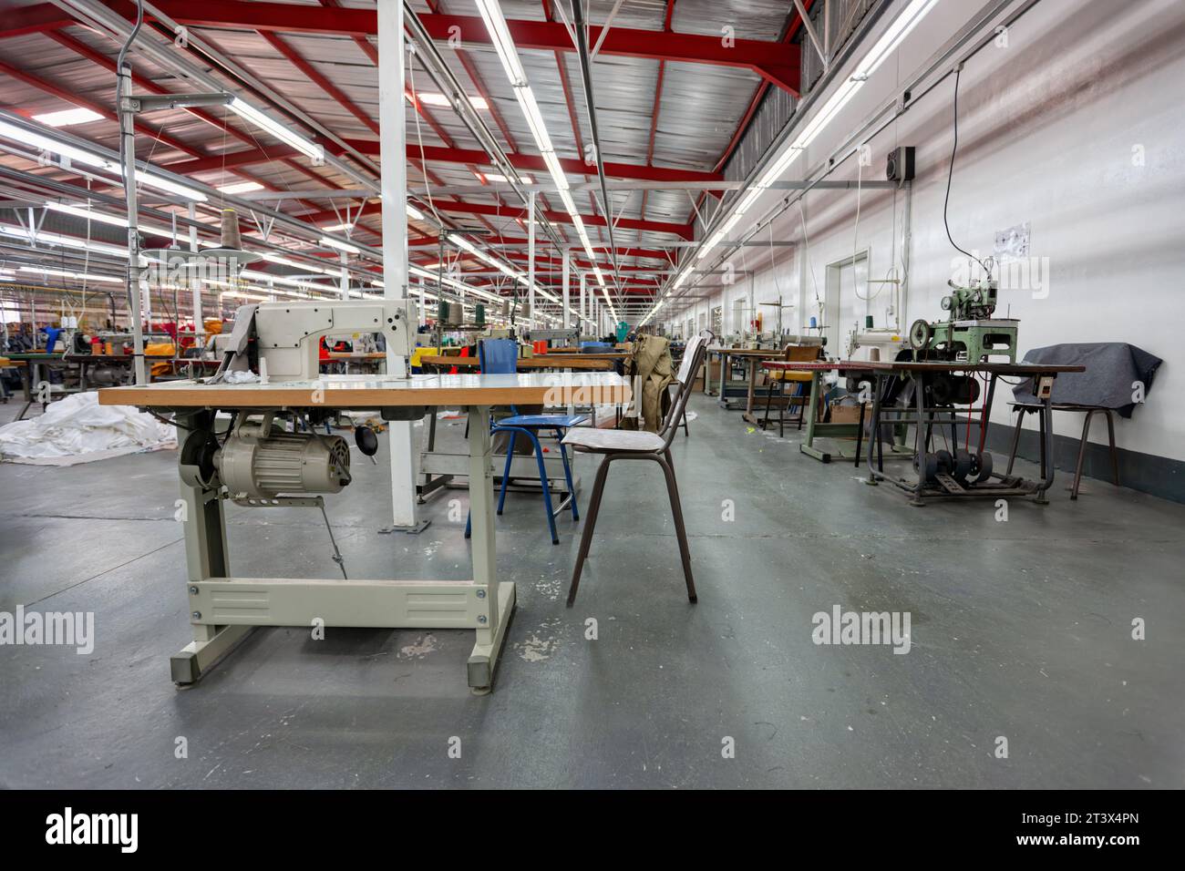 Riesige afrikanische Textilfabrik, die Kleidungsstücke herstellt, afrika entwickelt eine Industrie Stockfoto