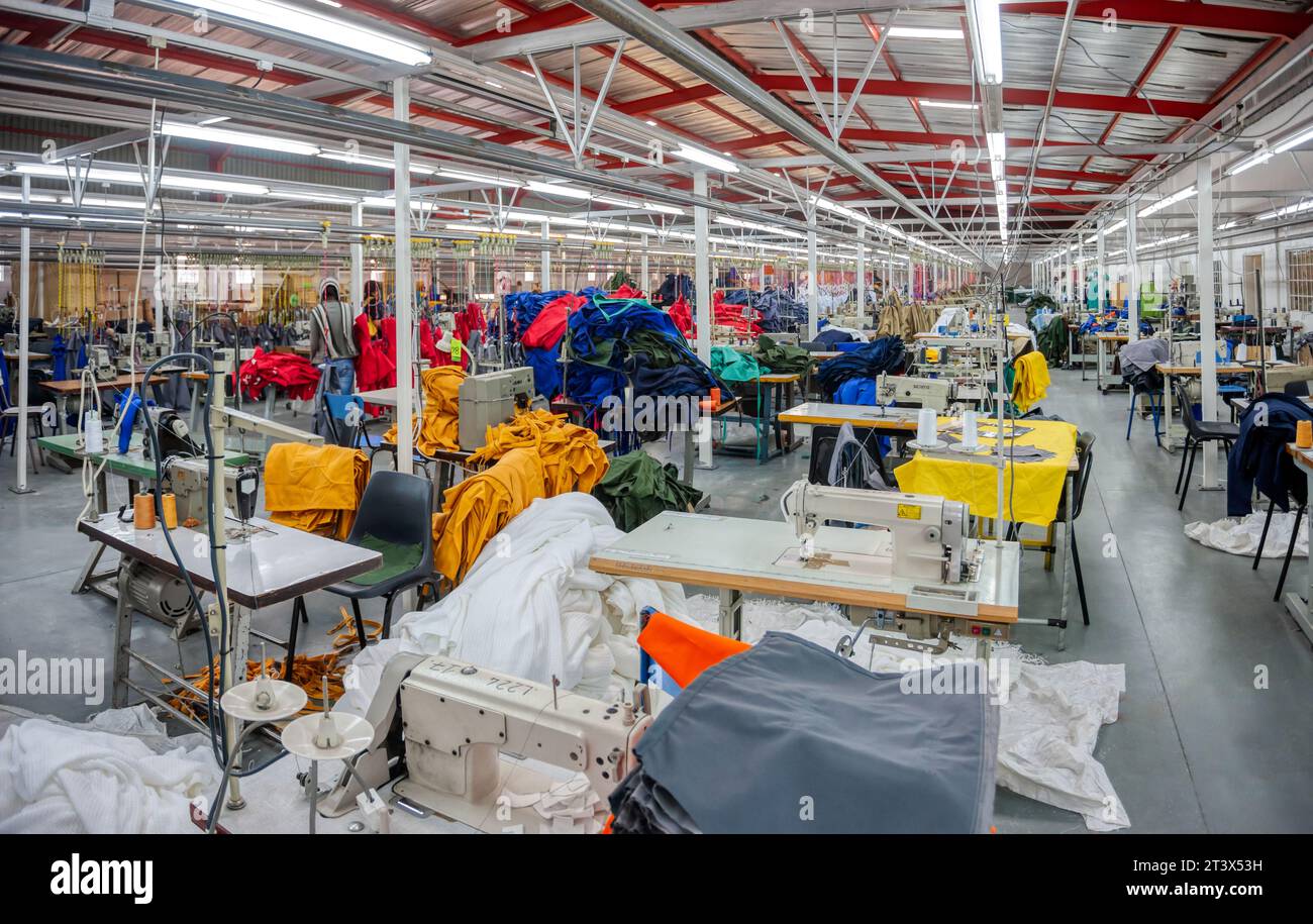 Kleiner Unternehmer in Afrika, Botswana, industrielle Textilfabrik Herstellung von Sicherheitsausrüstung Stockfoto