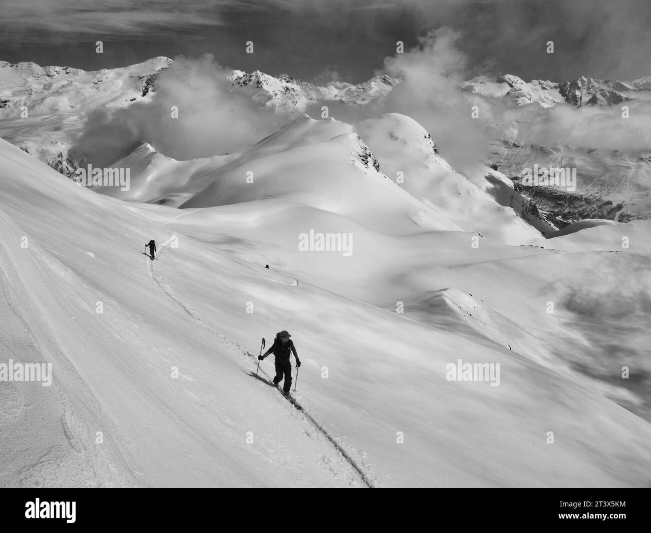 Zwei Personen Skitouren in den französischen Alpen. Stockfoto