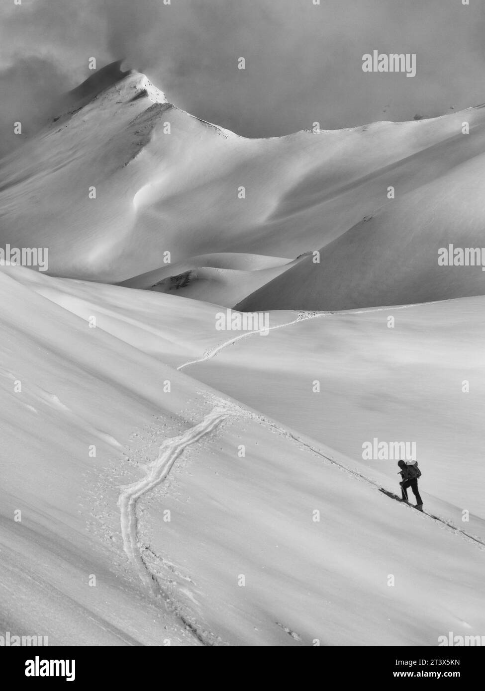 Eine Person Skitouren in den französischen Alpen. Stockfoto