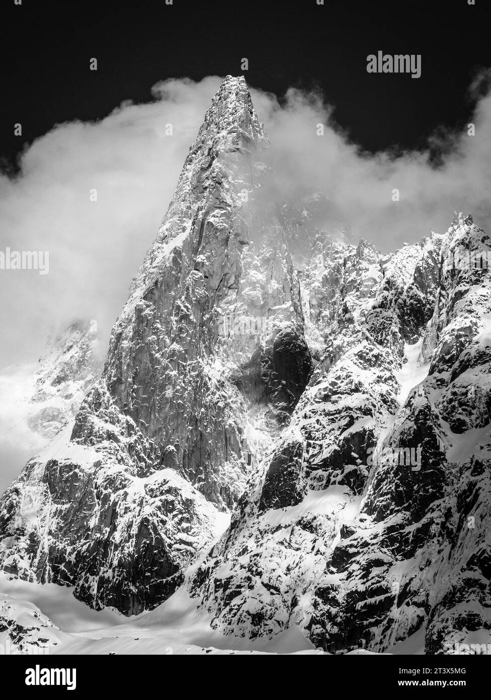 Ein Schwarzweißfoto eines zerklüfteten Felsenbergs. Stockfoto